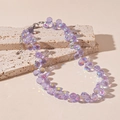 Dettaglio della collana di perle di cristallo viola con chiusura a moschettone argento - Collana di cristallo viola