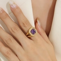 Vintage Goldring mit quadratischem lila Edelstein und funkelnden Zirkon-Akzenten - US 6 / Lila