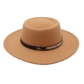 Détail d'un chapeau de feutre camel avec ruban tissé et boucle en métal doré losange - Camel