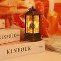 Dettaglio lanterna di Natale vintage con scena di bosco e renne sotto luce calda LED - Oro Spazzolato Renna
