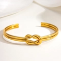 Poliertes 18k vergoldetes Edelstahl-Doppellinien-Armband mit Knotendesign in Gold - 18K Vergoldet/Geknoteter Offener Stil / Gold
