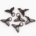 Pendentifs queue de baleine en métal noir avec strass blancs et texture pointillée - Queue de Baleine Gun Black Plated / 1 pièce