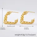 Detailansicht goldener quadratisch gedrehter Creolen aus Edelstahl mit Abmessungen - Gedrehte Textur Dreilagiger Stil(F438) / Gold