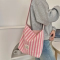 Détail du sac cabas en toile à rayures roses et blanches avec étiquette tissée - Bandoulière simple / Rayé Rose