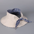 Dettaglio cappello da sole in lino con esterno beige e fodera a quadretti blu con fiocco - M (56-58cm) / Beige