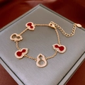 Détail du bracelet gourde doré avec émail rouge et zircon sur boîte à bijoux - Bracelet - Or