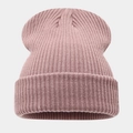 Gros plan du bonnet en maille rose montrant la texture côtelée et le revers large - 217# Beige Rougeâtre