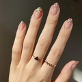 Zomerse candy gekleurde plaknagels met stippen en minimalistische gouden ringen set - Gekleurde Polkadot Lijm Stijl (U-212)