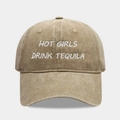 Berretto da baseball in cotone lavato kaki con ricamo bianco Hot Girls Drink Tequila - Regolabile / Cachi