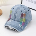 Berretto da baseball in denim azzurro consumato con toppe colorate e strappi trendy - Blu