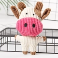 Dettaglio della trama a coste e del design in peluche del simpatico cane giocattolo mucca - Mucca Rosa e Bianca