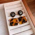 Orecchini vintage a pendente quadrato tartarugato con perla nera e dettaglio lettera D oro - 32# Lettera D Color Block (Perno in Argento - Oro - Nero)
