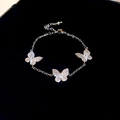 Primo piano dettagliato di un bracciale a farfalla in argento con brillanti pietre di zircone - Bracciale farfalla - Argento