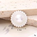 Gros plan d'une breloque perle de 2,2cm avec bord argenté pour DIY chaussures et coques - Cercle de Perles 22mm Argent