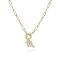 Collar de cadena de clips dorada con colgante de zodiaco y perla en fondo blanco - Escorpio / Dorado