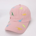 Detail der bunten Dinosaurier-Stickerei auf einer rosa Baumwoll-Baseballkappe für Kinder - Kinder 2-6 Jahre (48-52CM Verstellbar) / Rosa