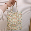 Gros plan détaillé du mini sac en toile à fleurs avec bouton pression en métal antique - Base Blanche Fleur Rose