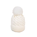 Dettaglio di un berretto bianco a maglia a trecce con un grande pompon in ecopelliccia - Bianco