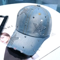 Hellblaue Denim Baseballkappe mit Strasssternmustern und Details am ausgefransten Rand - Verstellbar / Drei Sterne - Hellblau