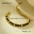Dettaglio del bracciale a catena cubana dorata con zirconi verde smeraldo e pietre bianche - Oro 18K / Verde