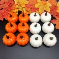 Set mit 12 künstlichen Kürbissen in Orange und Weiß für Halloween und Thanksgiving Deko - Weiß und Gelb