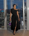 Details des eleganten schwarzen One-Shoulder-Abendkleids mit Schlitz und Taillenfalten - S / Schwarz