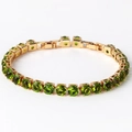 Detalle de la pulsera tenis dorada con piedras redondas verdes en monturas cuadradas - Circonita Verde Dorada