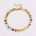 Dettaglio del bracciale a catena dorata con perle sfaccettate colorate e chiusura a moschettone - Grande
