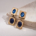 Dettaglio macro di orecchini vintage geometrici con pietre blu e finitura dorata - Orecchini Quadrati Geometrici / Orecchini Blu (Perno in Argento 925)