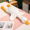 Weiches weißes Gans Plüschkissen Spielzeug auf einem Bett in gemütlicher Umgebung - Bestickte Augen-Stil / 90cm