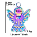 Détail macro du pendentif ange arc-en-ciel en acier inoxydable avec dimensions 2,4x1,9cm - Arc-en-ciel