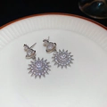 Dettaglio dei orecchini in argento S925 a forma di sole con zirconi cubici scintillanti - Argento (Perno in argento)