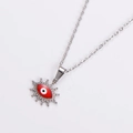 Dettaglio della collana malocchio con pendente in smalto rosso e catena in metallo - Colore Acciaio Occhio Rosso