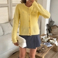 Gelbe Damen-Strickjacke mit goldenen Knöpfen und langen Ärmeln in gemütlicher Umgebung - S / Gelb