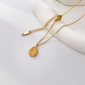 Nahaufnahme der 18K Gold Rosen-Halskette auf Keramik mit K18-Stempel und Verstellkette - Tulpe