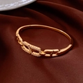 Detail van de 18K vergulde ovale armband met pavé gezette zirkonia op fluweel - Ovale Kettingsluiting Stijl / Goud
