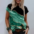 Detailansicht eines Damen-T-Shirts mit grünem Marmordruck und goldenen Akzenten - S / Oberteile / Grün