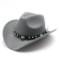 Dettaglio cappello cowboy in feltro grigio con fascia in pelle e pietre smeraldo - Grigio