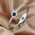 Bracciale aperto argento con numeri romani, inserto nero e piccolo zircone brillante - Color Acciaio