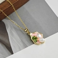 Détail du collier à fleurs style peinture à l'huile avec émail rose et perle sur bois - Pendentif Fleur Irrégulier - Rose
