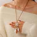 Collar largo bohemio marrón con colgante de esmalte y borlas largas sobre jersey blanco - Estilo de Borlas de Esmalte Blanco y Marrón KC Gold
