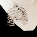 Bracelet manchette argenté ondulé à plusieurs couches avec pochette en tissu crème - Texture de Vague Creuse - Argent
