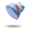 Detalle de un gorro de punto azul claro con un parche de logo naranja vibrante - Circunferencia de la cabeza 56-61cm / Azul