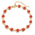 Detailansicht des goldenen Evil Eye Armband mit roten Perlen und Karabinerverschluss - Armband / Goldbasis Rot