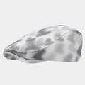 Detailansicht der Flatcap mit grau-weißem Batikmuster und hochwertiger Stoffstruktur - Einheitsgröße / Grau