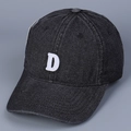 Dettaglio del ricamo della lettera D bianca su berretto in denim nero lavato - M(56-58cm) / Nero