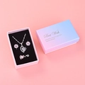 Herz-Halskette und Blumen-Ohrringe im Verlauf-Geschenkbox-Set mit LOVE-Brosche - Anhänger/Ohrring Box / Nr. 2: 5*8*2.8cm