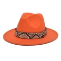 Détail d'un chapeau fedora orange en laine avec ceinture motif serpent et rivets métalliques - M (56-58cm) / Orange