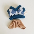 Detail von 17cm Puppenkleidung mit blauer Strickweste und khakifarbenen Shorts auf Weiß - Geeignet für 17cm Anhängerpuppen / Herz-Pullover & Freizeithosen-Set / Blau & Braun