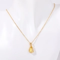Collier plaqué or 18 carats avec pendentif zircon jaune en forme de larme sur mannequin - Novembre-Jaune